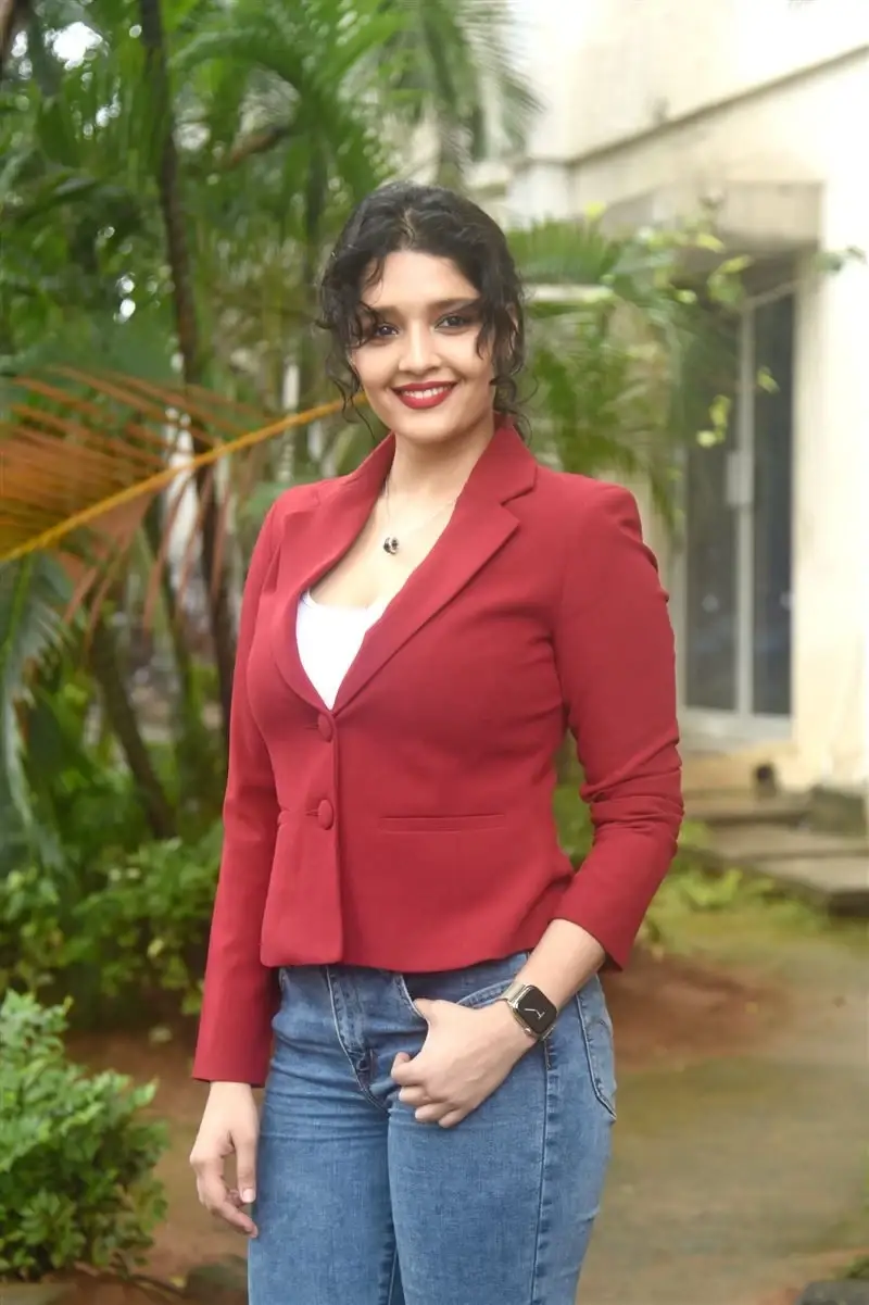 INDIAN ACTRESS RITIKA SINGH SMILING IN RED TOP BLUE JEANS 15